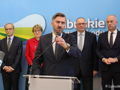 Uczestnicy noworocznej konferencji prasowej w Urzędzie Marszałkowskim Województwa Lubuskiego w Zielonej Górze dot. planów i priorytetów na 2023 r. Przy mikrofonie Poseł na Sejm RP Waldemar Sługocki