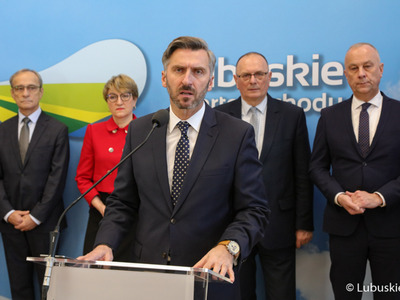 Uczestnicy noworocznej konferencji prasowej w Urzędzie Marszałkowskim Województwa Lubuskiego w Zielonej Górze dot. planów i priorytetów na 2023 r. Przy mikrofonie Poseł na Sejm RP Waldemar Sługocki