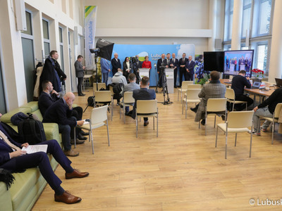 Uczestnicy noworocznej konferencji prasowej w Urzędzie Marszałkowskim Województwa Lubuskiego w Zielonej Górze dot. planów i priorytetów na 2023 r. 