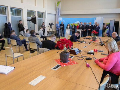 Uczestnicy noworocznej konferencji prasowej w Urzędzie Marszałkowskim Województwa Lubuskiego w Zielonej Górze dot. planów i priorytetów na 2023 r. 
