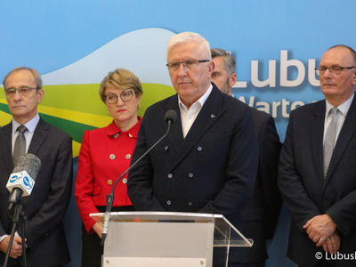 Uczestnicy noworocznej konferencji prasowej w Urzędzie Marszałkowskim Województwa Lubuskiego w Zielonej Górze dot. planów i priorytetów na 2023 r. Przy mikrofonie Senator RP Wadim Tyszkiewicz.