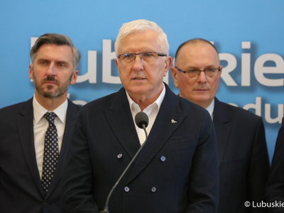 Uczestnicy noworocznej konferencji prasowej w Urzędzie Marszałkowskim Województwa Lubuskiego w Zielonej Górze dot. planów i priorytetów na 2023 r. Przy mikrofonie Senator RP Wadim Tyszkiewicz.