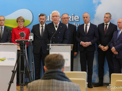 Uczestnicy noworocznej konferencji prasowej w Urzędzie Marszałkowskim Województwa Lubuskiego w Zielonej Górze dot. planów i priorytetów na 2023 r. Przy mikrofonie Senator RP Wadim Tyszkiewicz 