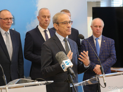 Uczestnicy noworocznej konferencji prasowej w Urzędzie Marszałkowskim Województwa Lubuskiego w Zielonej Górze dot. planów i priorytetów na 2023 r. Na zdjęciu, przy mikrofonie Wiceprzewodniczący Sejmiku Województwa Lubuskiego Mirosław Marcinkiewicz.
