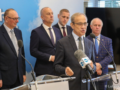 Uczestnicy noworocznej konferencji prasowej w Urzędzie Marszałkowskim Województwa Lubuskiego w Zielonej Górze dot. planów i priorytetów na 2023 r. Na zdjęciu, przy mikrofonie Wiceprzewodniczący Sejmiku Województwa Lubuskiego Mirosław Marcinkiewicz.