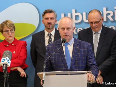 Uczestnicy noworocznej konferencji prasowej w Urzędzie Marszałkowskim Województwa Lubuskiego w Zielonej Górze dot. planów i priorytetów na 2023 r. Na zdjęciu, przy mikrofonie, Radny Województwa Lubuskiego Zbigniew Kołodziej.