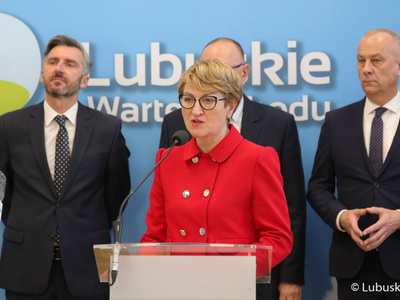 Marszałek Elżbieta Anna Polak (przy mikrofonie) podczas noworocznej konferencji prasowej w Urzędzie Marszałkowskim Województwa Lubuskiego w Zielonej Górze dot. planów i priorytetów na 2023 r. 