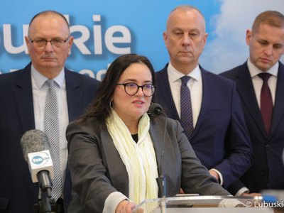 Uczestnicy noworocznej konferencji prasowej w Urzędzie Marszałkowskim Województwa Lubuskiego w Zielonej Górze dot. planów i priorytetów na 2023 r. Przy mikrofonie Posłanka na Sejm RP Anita Kucharska-Dziedzic.