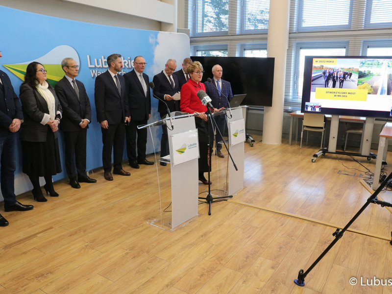 Uczestnicy noworocznej konferencji prasowej w Urzędzie Marszałkowskim Województwa Lubuskiego w Zielonej Górze dot. planów i priorytetów na 2023 r. Przy mikrofonie Marszałek Województwa Lubuskiego Elżbieta Anna Polak