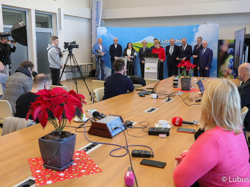 Uczestnicy noworocznej konferencji prasowej w Urzędzie Marszałkowskim Województwa Lubuskiego w Zielonej Górze dot. planów i priorytetów na 2023 r.