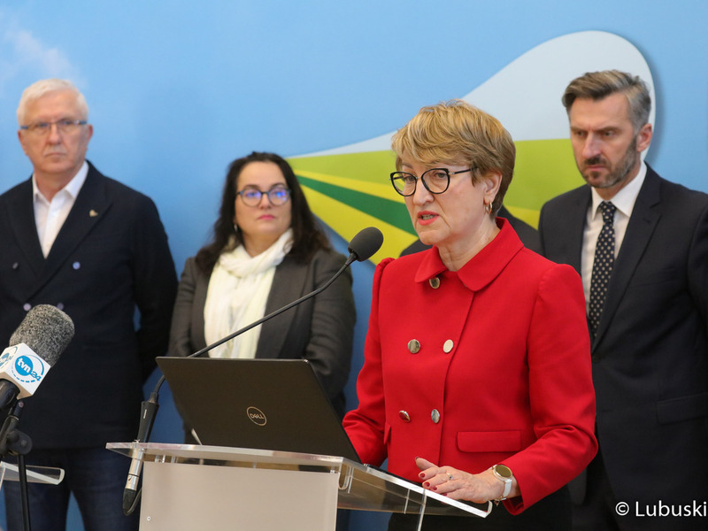 Marszałek Elżbieta Anna Polak (przy mikrofonie) podczas noworocznej konferencji prasowej w Urzędzie Marszałkowskim Województwa Lubuskiego w Zielonej Górze dot. planów i priorytetów na 2023 r.