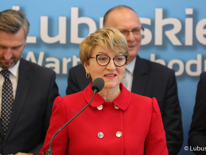 Marszałek Elżbieta Anna Polak (przy mikrofonie) podczas noworocznej konferencji prasowej w Urzędzie Marszałkowskim Województwa Lubuskiego w Zielonej Górze dot. planów i priorytetów na 2023 r.