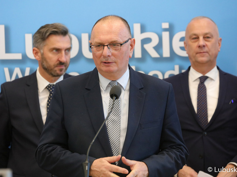 Wicemarszałek Stanisław Tomczyszyn (przy mikrofonie) podczas noworocznej konferencji prasowej w Urzędzie Marszałkowskim Województwa Lubuskiego w Zielonej Górze dot. planów i priorytetów na 2023 r.