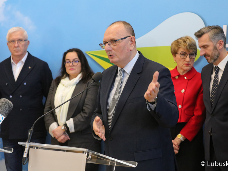 Wicemarszałek Stanisław Tomczyszyn (przy mikrofonie) podczas noworocznej konferencji prasowej w Urzędzie Marszałkowskim Województwa Lubuskiego w Zielonej Górze dot. planów i priorytetów na 2023 r.