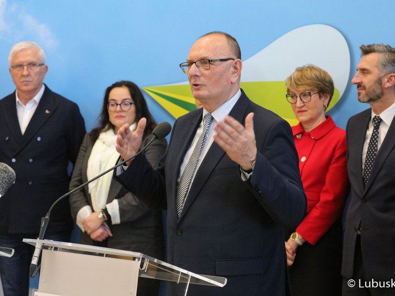 Wicemarszałek Stanisław Tomczyszyn (przy mikrofonie) podczas noworocznej konferencji prasowej w Urzędzie Marszałkowskim Województwa Lubuskiego w Zielonej Górze dot. planów i priorytetów na 2023 r.