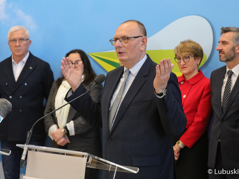 Wicemarszałek Stanisław Tomczyszyn (przy mikrofonie) podczas noworocznej konferencji prasowej w Urzędzie Marszałkowskim Województwa Lubuskiego w Zielonej Górze dot. planów i priorytetów na 2023 r.