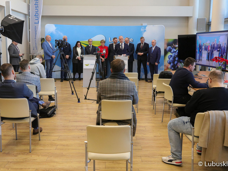 Uczestnicy noworocznej konferencji prasowej w Urzędzie Marszałkowskim Województwa Lubuskiego w Zielonej Górze dot. planów i priorytetów na 2023 r.