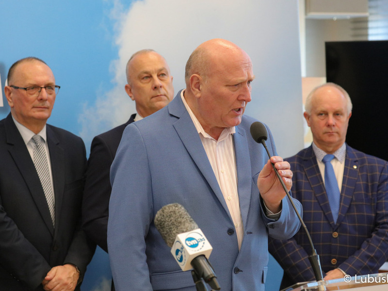 Uczestnicy noworocznej konferencji prasowej w Urzędzie Marszałkowskim Województwa Lubuskiego w Zielonej Górze dot. planów i priorytetów na 2023 r. Przy mikrofonie Przewodniczący Sejmiku Województwa Lubuskiego Wacław Maciuszonek