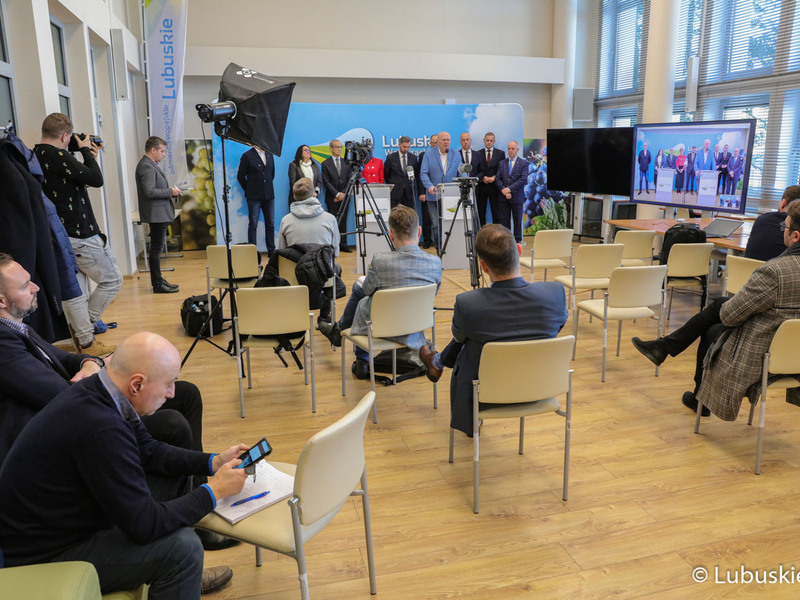 Uczestnicy noworocznej konferencji prasowej w Urzędzie Marszałkowskim Województwa Lubuskiego w Zielonej Górze dot. planów i priorytetów na 2023 r.