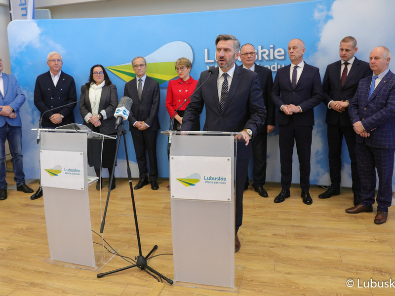 Uczestnicy noworocznej konferencji prasowej w Urzędzie Marszałkowskim Województwa Lubuskiego w Zielonej Górze dot. planów i priorytetów na 2023 r. Przy mikrofonie Poseł na Sejm RP Waldemar Sługocki