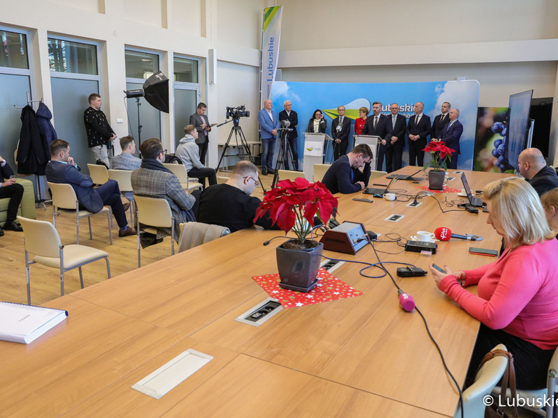 Uczestnicy noworocznej konferencji prasowej w Urzędzie Marszałkowskim Województwa Lubuskiego w Zielonej Górze dot. planów i priorytetów na 2023 r.