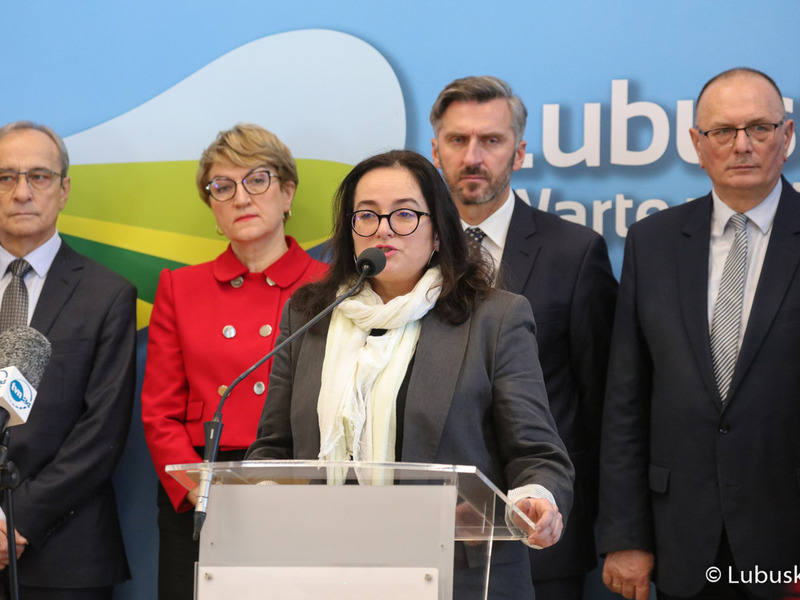 Uczestnicy noworocznej konferencji prasowej w Urzędzie Marszałkowskim Województwa Lubuskiego w Zielonej Górze dot. planów i priorytetów na 2023 r. Przy mikrofonie Posłanka na Sejm RP Anita Kucharska-Dziedzic.