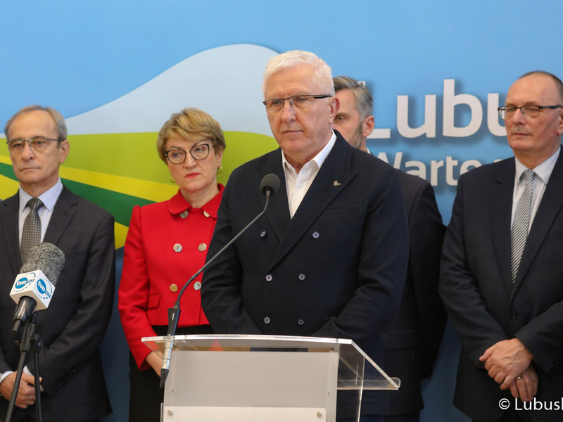 Uczestnicy noworocznej konferencji prasowej w Urzędzie Marszałkowskim Województwa Lubuskiego w Zielonej Górze dot. planów i priorytetów na 2023 r. Przy mikrofonie Senator RP Wadim Tyszkiewicz.