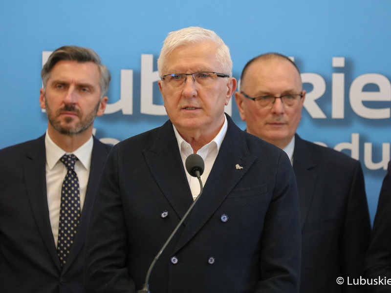 Uczestnicy noworocznej konferencji prasowej w Urzędzie Marszałkowskim Województwa Lubuskiego w Zielonej Górze dot. planów i priorytetów na 2023 r. Przy mikrofonie Senator RP Wadim Tyszkiewicz.