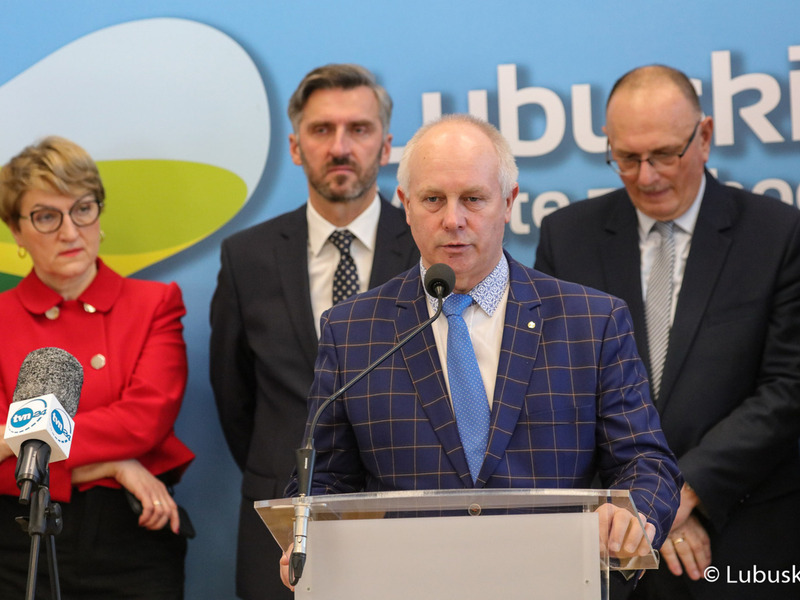Uczestnicy noworocznej konferencji prasowej w Urzędzie Marszałkowskim Województwa Lubuskiego w Zielonej Górze dot. planów i priorytetów na 2023 r. Na zdjęciu, przy mikrofonie, Radny Województwa Lubuskiego Zbigniew Kołodziej.