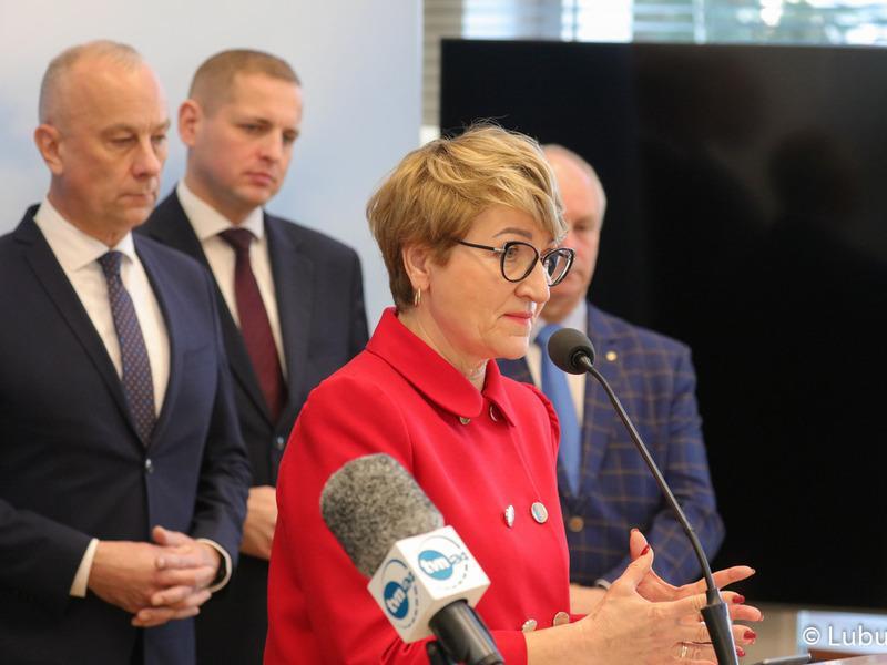 Marszałek Elżbieta Anna Polak (przy mikrofonie) podczas noworocznej konferencji prasowej w Urzędzie Marszałkowskim Województwa Lubuskiego w Zielonej Górze dot. planów i priorytetów na 2023 r.