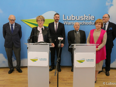 Uczestnicy konferencji prasowej dot. przekazania kolejnej dotacji od lubuskiego samorządu na budowę Centrum Badań Kosmicznych Polskiej Akademii Nauk z siedzibą w Zielonej Górze Nowym Kisielinie.