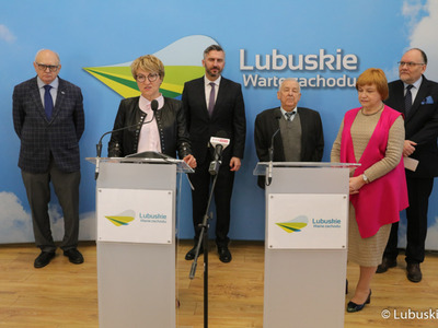 Uczestnicy konferencji prasowej dot. przekazania kolejnej dotacji od lubuskiego samorządu na budowę Centrum Badań Kosmicznych Polskiej Akademii Nauk z siedzibą w Zielonej Górze Nowym Kisielinie.
