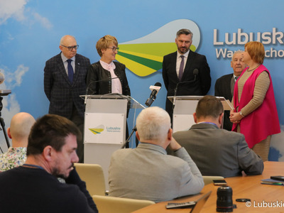 Uczestnicy konferencji prasowej dot. przekazania kolejnej dotacji od lubuskiego samorządu na budowę Centrum Badań Kosmicznych Polskiej Akademii Nauk z siedzibą w Zielonej Górze Nowym Kisielinie.