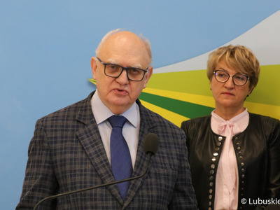 Uczestnicy konferencji prasowej dot. przekazania kolejnej dotacji od lubuskiego samorządu na budowę Centrum Badań Kosmicznych Polskiej Akademii Nauk z siedzibą w Zielonej Górze Nowym Kisielinie.