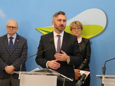 Uczestnicy konferencji prasowej dot. przekazania kolejnej dotacji od lubuskiego samorządu na budowę Centrum Badań Kosmicznych Polskiej Akademii Nauk z siedzibą w Zielonej Górze Nowym Kisielinie.
