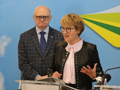 Uczestnicy konferencji prasowej dot. przekazania kolejnej dotacji od lubuskiego samorządu na budowę Centrum Badań Kosmicznych Polskiej Akademii Nauk z siedzibą w Zielonej Górze Nowym Kisielinie.