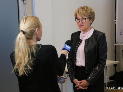 Uczestnicy konferencji prasowej dot. przekazania kolejnej dotacji od lubuskiego samorządu na budowę Centrum Badań Kosmicznych Polskiej Akademii Nauk z siedzibą w Zielonej Górze Nowym Kisielinie.