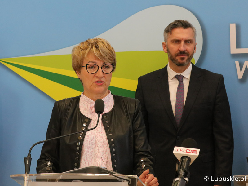 Uczestnicy konferencji prasowej dot. przekazania kolejnej dotacji od lubuskiego samorządu na budowę Centrum Badań Kosmicznych Polskiej Akademii Nauk z siedzibą w Zielonej Górze Nowym Kisielinie.