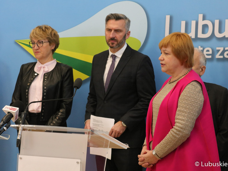 Uczestnicy konferencji prasowej dot. przekazania kolejnej dotacji od lubuskiego samorządu na budowę Centrum Badań Kosmicznych Polskiej Akademii Nauk z siedzibą w Zielonej Górze Nowym Kisielinie.