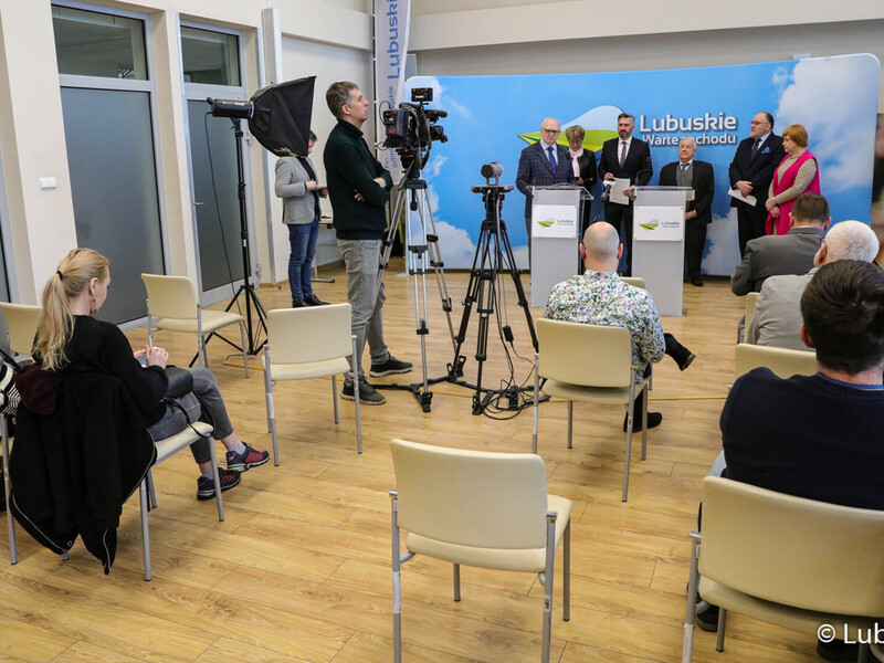 Uczestnicy konferencji prasowej dot. przekazania kolejnej dotacji od lubuskiego samorządu na budowę Centrum Badań Kosmicznych Polskiej Akademii Nauk z siedzibą w Zielonej Górze Nowym Kisielinie.