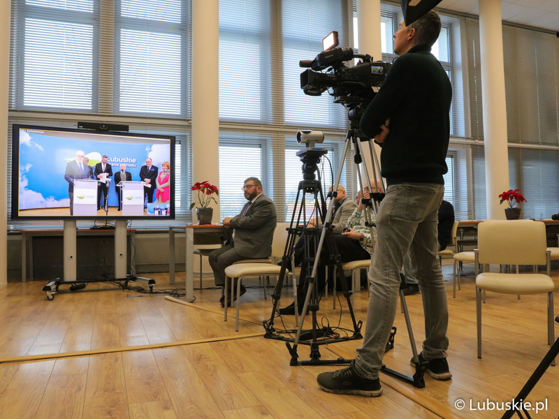 Uczestnicy konferencji prasowej dot. przekazania kolejnej dotacji od lubuskiego samorządu na budowę Centrum Badań Kosmicznych Polskiej Akademii Nauk z siedzibą w Zielonej Górze Nowym Kisielinie.