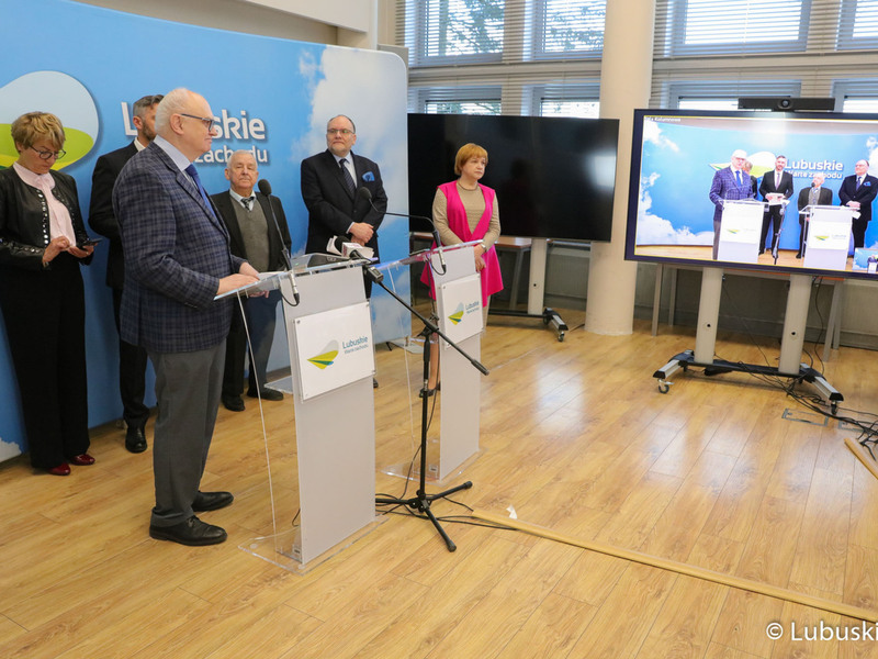 Uczestnicy konferencji prasowej dot. przekazania kolejnej dotacji od lubuskiego samorządu na budowę Centrum Badań Kosmicznych Polskiej Akademii Nauk z siedzibą w Zielonej Górze Nowym Kisielinie.