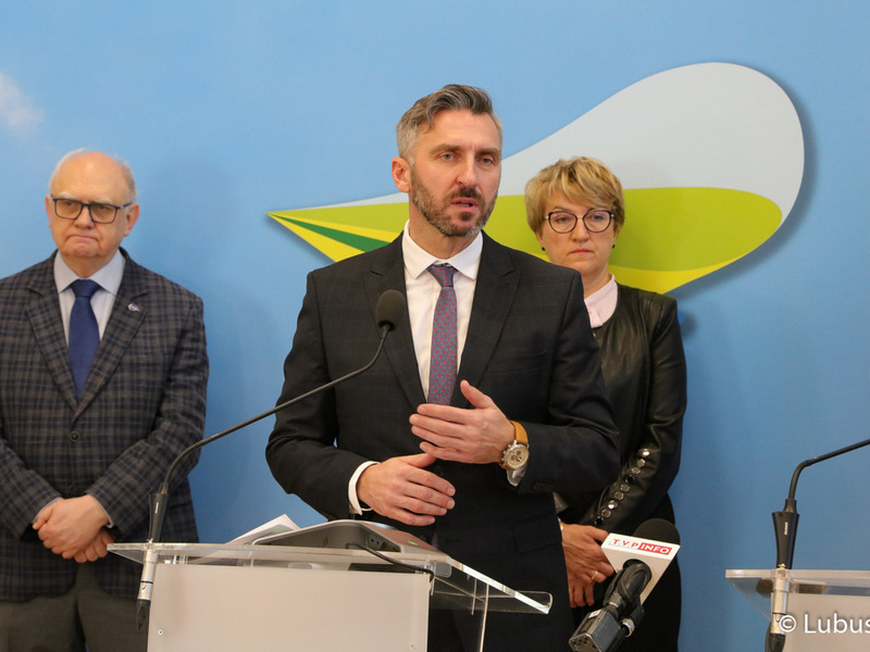 Uczestnicy konferencji prasowej dot. przekazania kolejnej dotacji od lubuskiego samorządu na budowę Centrum Badań Kosmicznych Polskiej Akademii Nauk z siedzibą w Zielonej Górze Nowym Kisielinie.