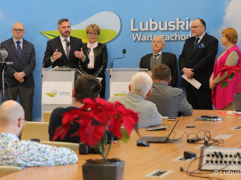 Uczestnicy konferencji prasowej dot. przekazania kolejnej dotacji od lubuskiego samorządu na budowę Centrum Badań Kosmicznych Polskiej Akademii Nauk z siedzibą w Zielonej Górze Nowym Kisielinie.