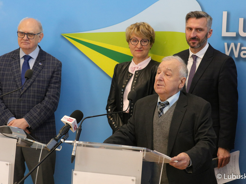 Uczestnicy konferencji prasowej dot. przekazania kolejnej dotacji od lubuskiego samorządu na budowę Centrum Badań Kosmicznych Polskiej Akademii Nauk z siedzibą w Zielonej Górze Nowym Kisielinie.
