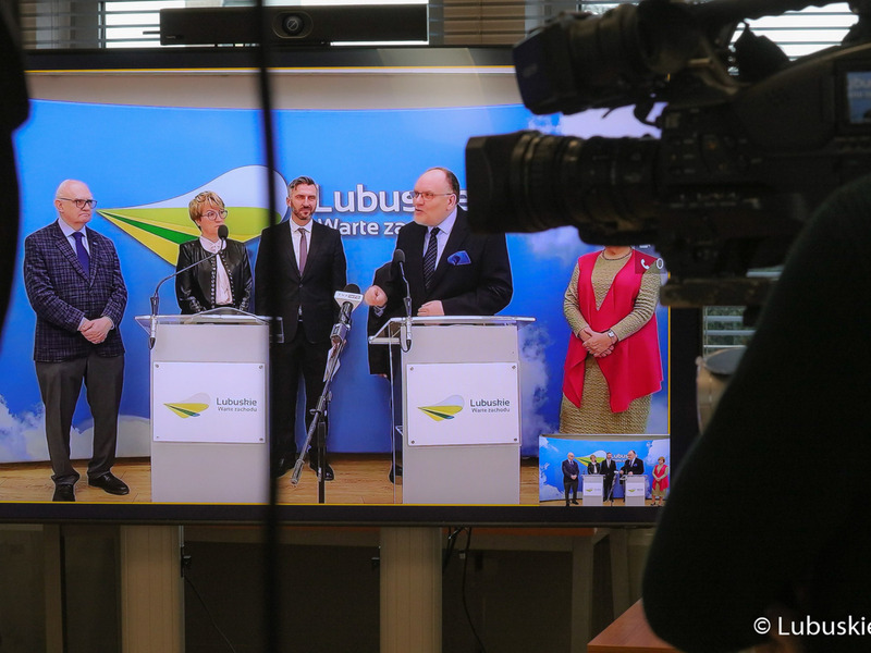 Uczestnicy konferencji prasowej dot. przekazania kolejnej dotacji od lubuskiego samorządu na budowę Centrum Badań Kosmicznych Polskiej Akademii Nauk z siedzibą w Zielonej Górze Nowym Kisielinie.