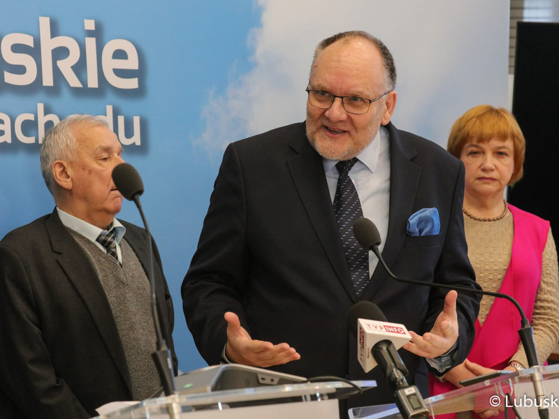 Uczestnicy konferencji prasowej dot. przekazania kolejnej dotacji od lubuskiego samorządu na budowę Centrum Badań Kosmicznych Polskiej Akademii Nauk z siedzibą w Zielonej Górze Nowym Kisielinie.