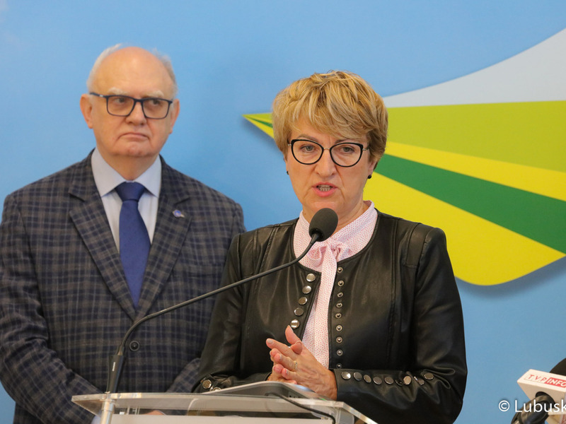 Uczestnicy konferencji prasowej dot. przekazania kolejnej dotacji od lubuskiego samorządu na budowę Centrum Badań Kosmicznych Polskiej Akademii Nauk z siedzibą w Zielonej Górze Nowym Kisielinie.