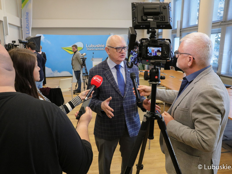 Uczestnicy konferencji prasowej dot. przekazania kolejnej dotacji od lubuskiego samorządu na budowę Centrum Badań Kosmicznych Polskiej Akademii Nauk z siedzibą w Zielonej Górze Nowym Kisielinie.