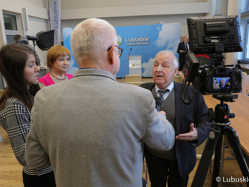 Uczestnicy konferencji prasowej dot. przekazania kolejnej dotacji od lubuskiego samorządu na budowę Centrum Badań Kosmicznych Polskiej Akademii Nauk z siedzibą w Zielonej Górze Nowym Kisielinie.